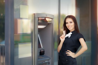 Atm para çekme makinesi, kredi kartı ile kadın