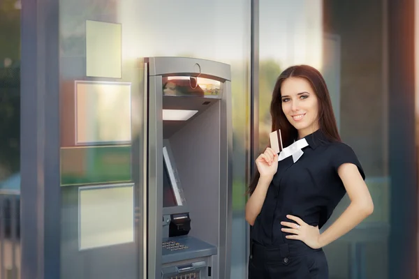 Mujer con tarjeta de crédito en cajero automático — Foto de Stock