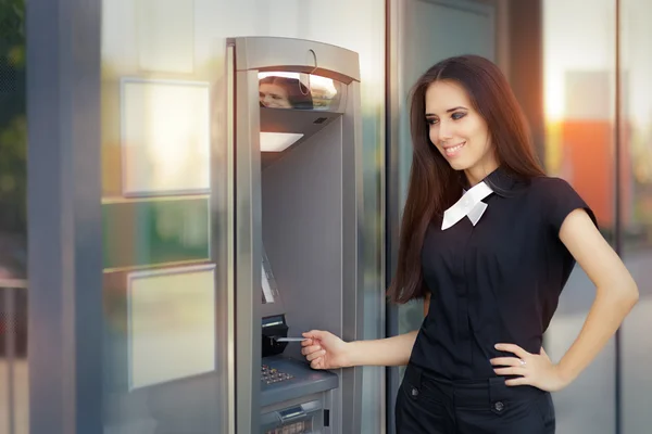 Женщина с кредитной картой у банкомата — стоковое фото