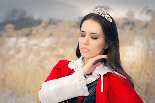 Prinzessin mit Diadem und rotem Umhang draußen — Stockfoto