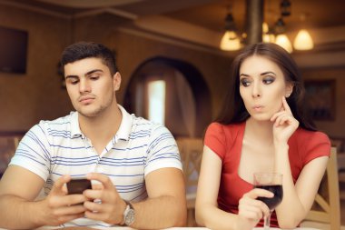 Meraklı kız erkek Smartphone üzerinde casusluk