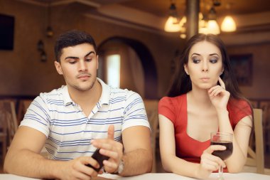 Meraklı kız erkek Smartphone üzerinde casusluk