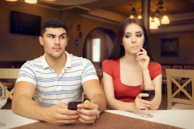 Meraklı kız erkek Smartphone üzerinde casusluk