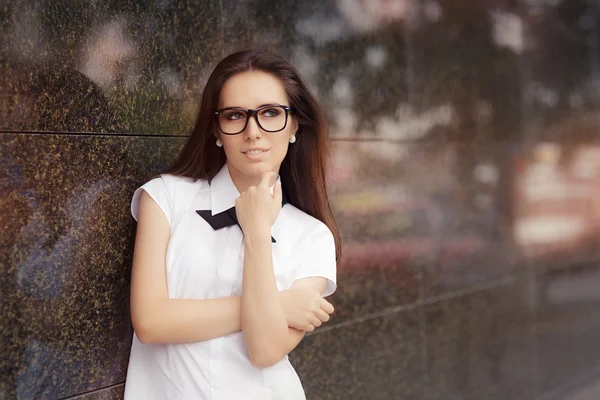 Elegant kvinna som bär glasögon står ute i staden — Stockfoto