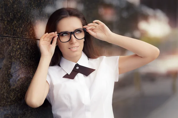 Femme élégante portant des lunettes debout dans la ville — Photo