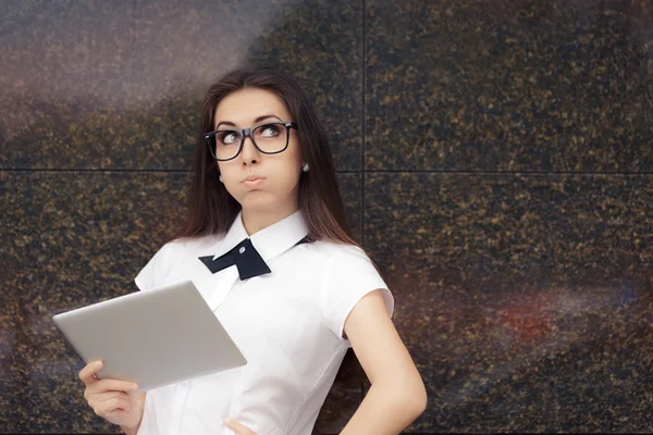 Femme stressée portant des lunettes tenant la tablette PC — Photo