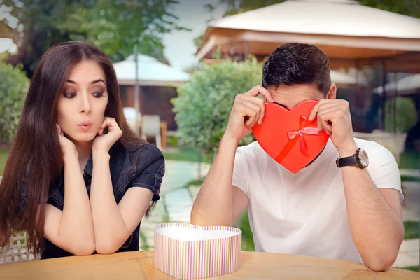 Fidanzato in imbarazzo con il suo regalo di San Valentino — Foto Stock