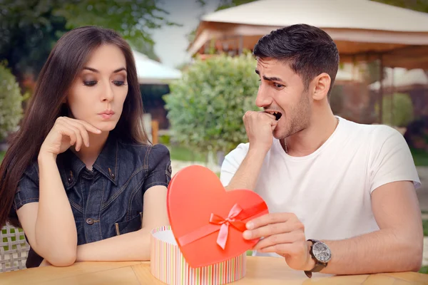 Nerveus vriendje presenteert zijn cadeau aan zijn kieskeurig vriendin — Stockfoto