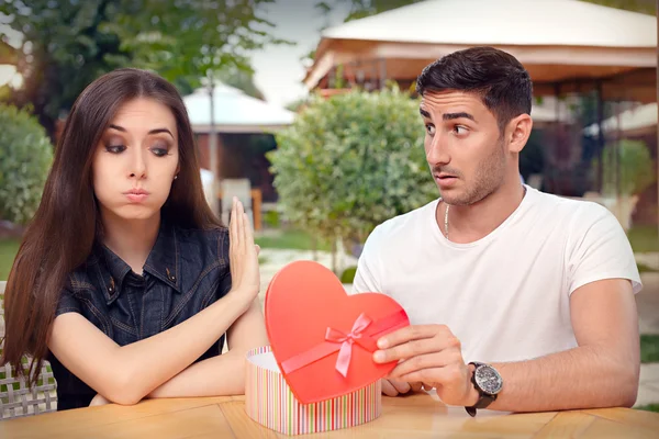 Chica rechazando el regalo en forma de corazón de su novio — Foto de Stock