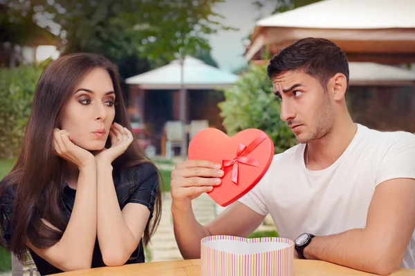 Garota surpresa recebendo coração em forma de presente de seu namorado — Fotografia de Stock