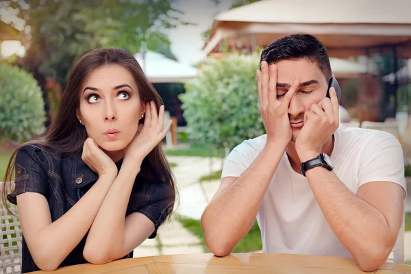 Nieuwsgierig meisje luistert naar haar vriendje praten aan de telefoon — Stockfoto