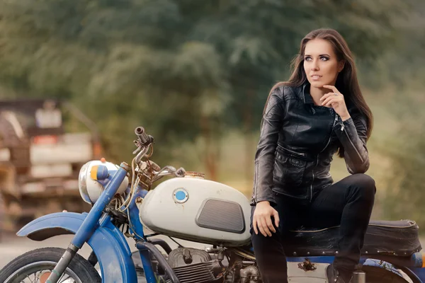 Biker-Mädchen in Lederjacke auf Retro-Motorrad — Stockfoto