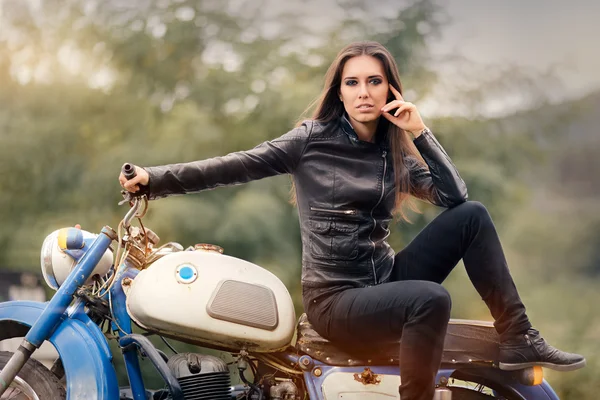 Biker meisje in lederen jas op Retro motorfiets — Stockfoto