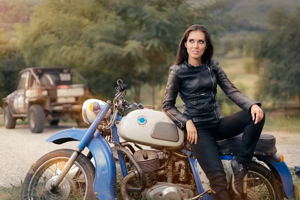 Biker meisje in lederen jas op Retro motorfiets — Stockfoto