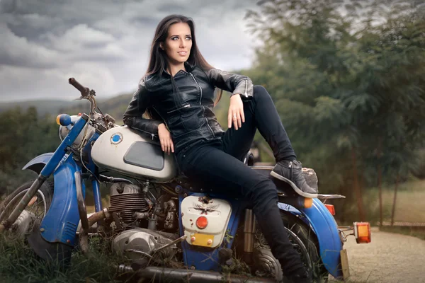 Chica motorista en chaqueta de cuero en moto retro —  Fotos de Stock