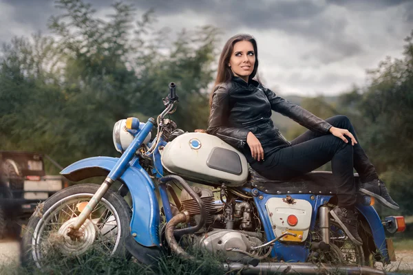 Biker meisje in lederen jas op Retro motorfiets — Stockfoto