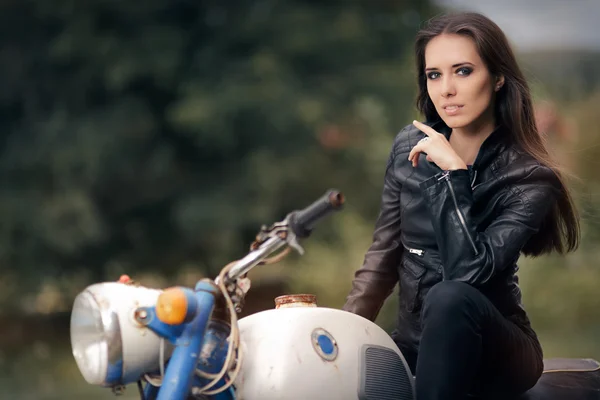 Biker Girl in Leather Jacket on Retro Motorcycle — Stock Photo, Image