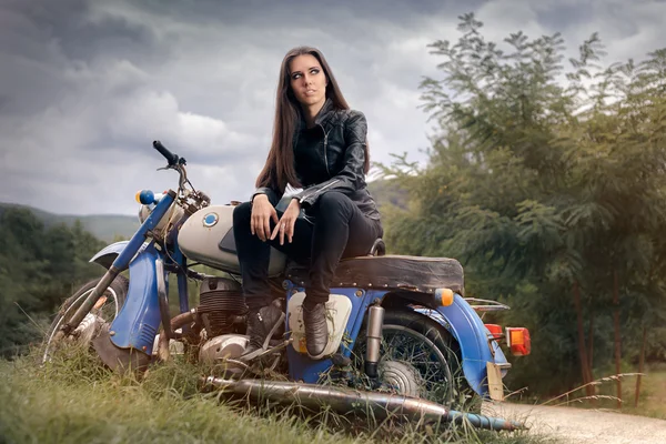 Biker flicka i skinnjacka på Retro motorcykel — Stockfoto