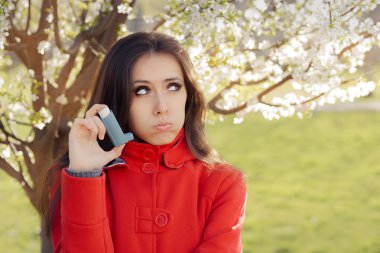 Bahar dekor çiçek açan Inhaler ile kadın
