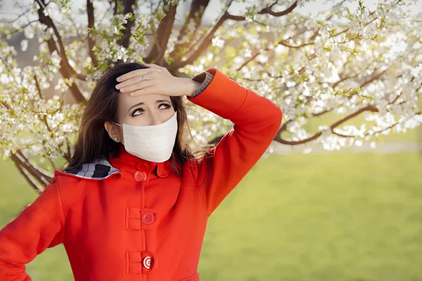 Vrouw met allergie met gasmasker masker in de lente bloeien Decor — Stockfoto