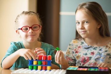 İki kız kardeş temel matematik yapıyor.