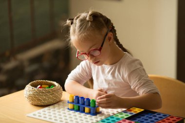 Down sendromlu kız birinci sınıfa gitmeye hazırlanıyor.