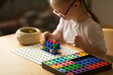 Down sendromlu bir kız numicon detaylarından bir ev inşa eder.