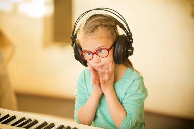 Down sendromlu bir kız piyano çalmayı öğreniyor.