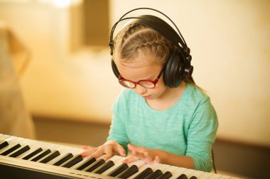 Down sendromlu bir kız piyano çalmayı öğreniyor.