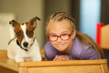 Evcil hayvanı Jack Russell Terrier ile Down sendromlu güzel bir kız.