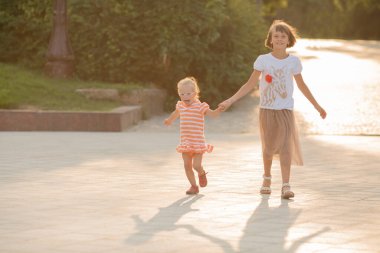 Kumsalda oynarken iki kız kardeş