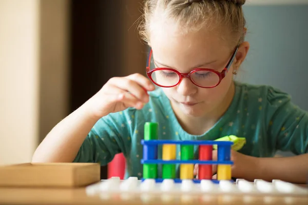 Fille Avec Trisomie Construit Une Maison Avec Des Détails Numicon — Photo