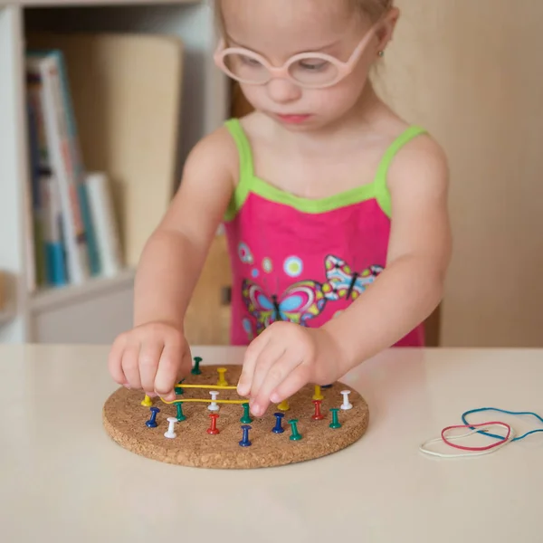 Mädchen Mit Syndrom Entwickelt Feinmotorik Der Hände — Stockfoto