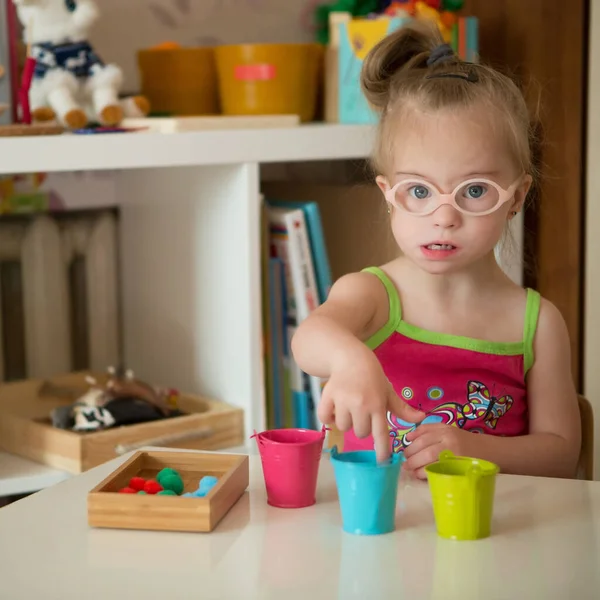 Schönes Mädchen Mit Syndrom Wurde Nach Farbe Sortiert — Stockfoto