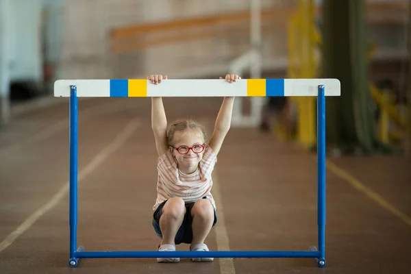 Dívka Downovým Syndromem Zapojena Atletiky — Stock fotografie