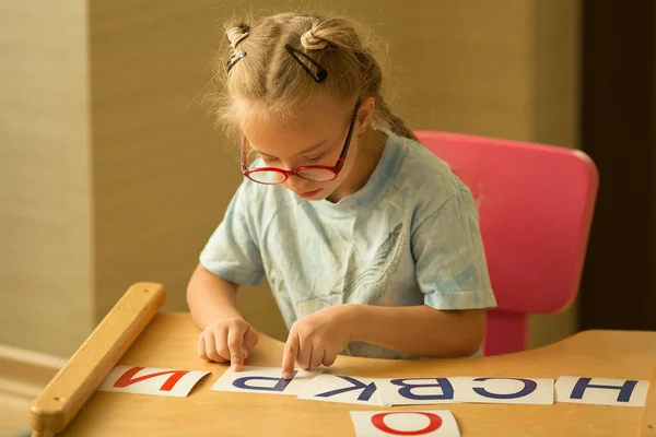 Una Chica Con Síndrome Está Estudiando Alfabeto —  Fotos de Stock