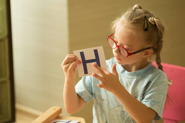 Ein Mädchen Mit Syndrom Studiert Das Alphabet — Stockfoto