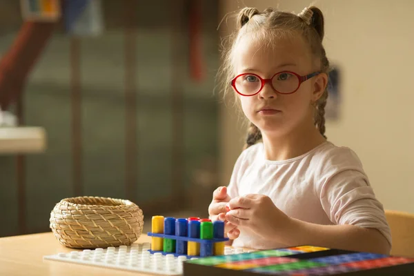 ダウン症の女の子は数えることを学ぶ — ストック写真