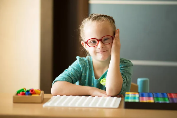 Hermosa Niña Con Síndrome Está Sentada Aula — Foto de Stock