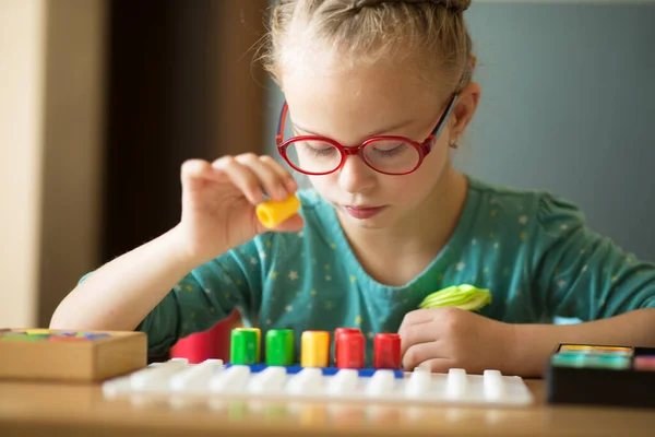 Chica Con Síndrome Construye Una Casa Con Detalles Numicónicos — Foto de Stock