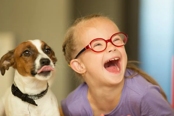 美丽的女孩与她的宠物杰克罗素特里埃患有唐氏综合症 — 图库照片