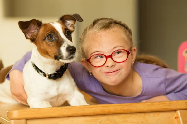 Belle Fille Avec Syndrome Avec Son Animal Compagnie Jack Russell — Photo