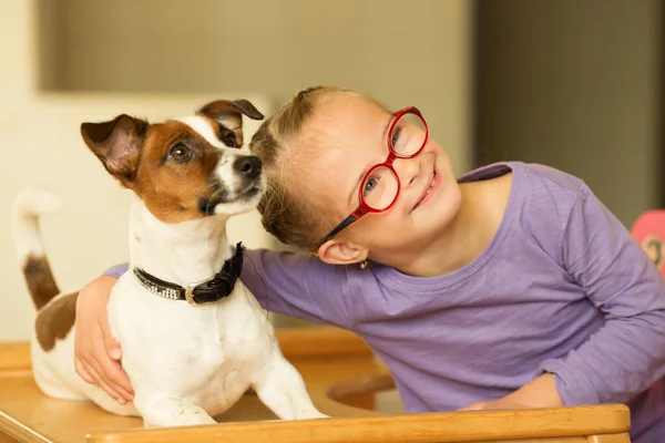 Belle Fille Avec Syndrome Avec Son Animal Compagnie Jack Russell — Photo