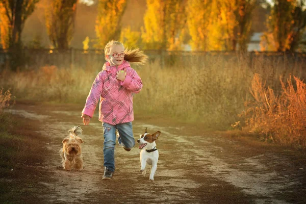 Bella Ragazza Con Sindrome Con Suo Animale Domestico Jack Russell — Foto Stock