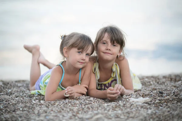 在海滩上的两个姐妹 — 图库照片