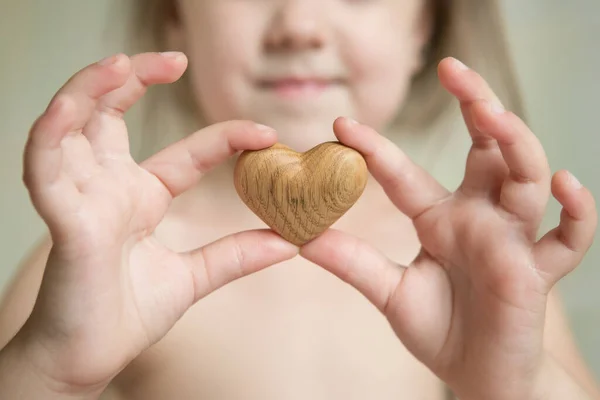 Pequeno Bebê Mãos Para Segurar Coração Madeira — Fotografia de Stock