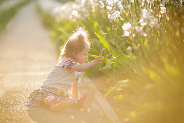 Schönes Mädchen Mit Syndrom Geht Bei Sonnenuntergang Spazieren — Stockfoto