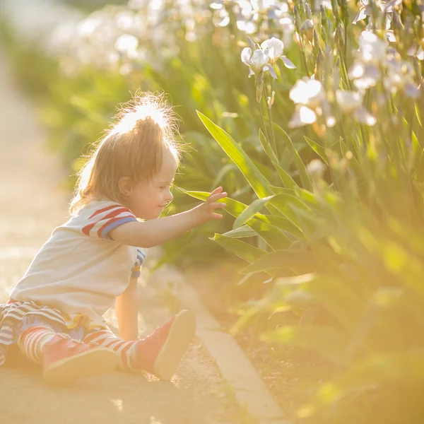 Schönes Mädchen Mit Syndrom Geht Bei Sonnenuntergang Spazieren — Stockfoto