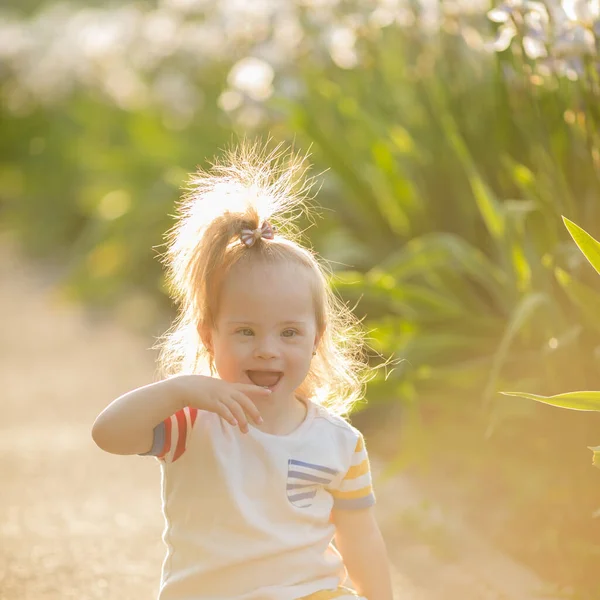 Schönes Mädchen Mit Syndrom Geht Bei Sonnenuntergang Spazieren — Stockfoto