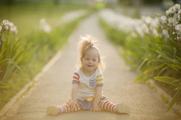 Krásná Dívka Downovým Syndromem Kráčí Při Západu Slunce — Stock fotografie